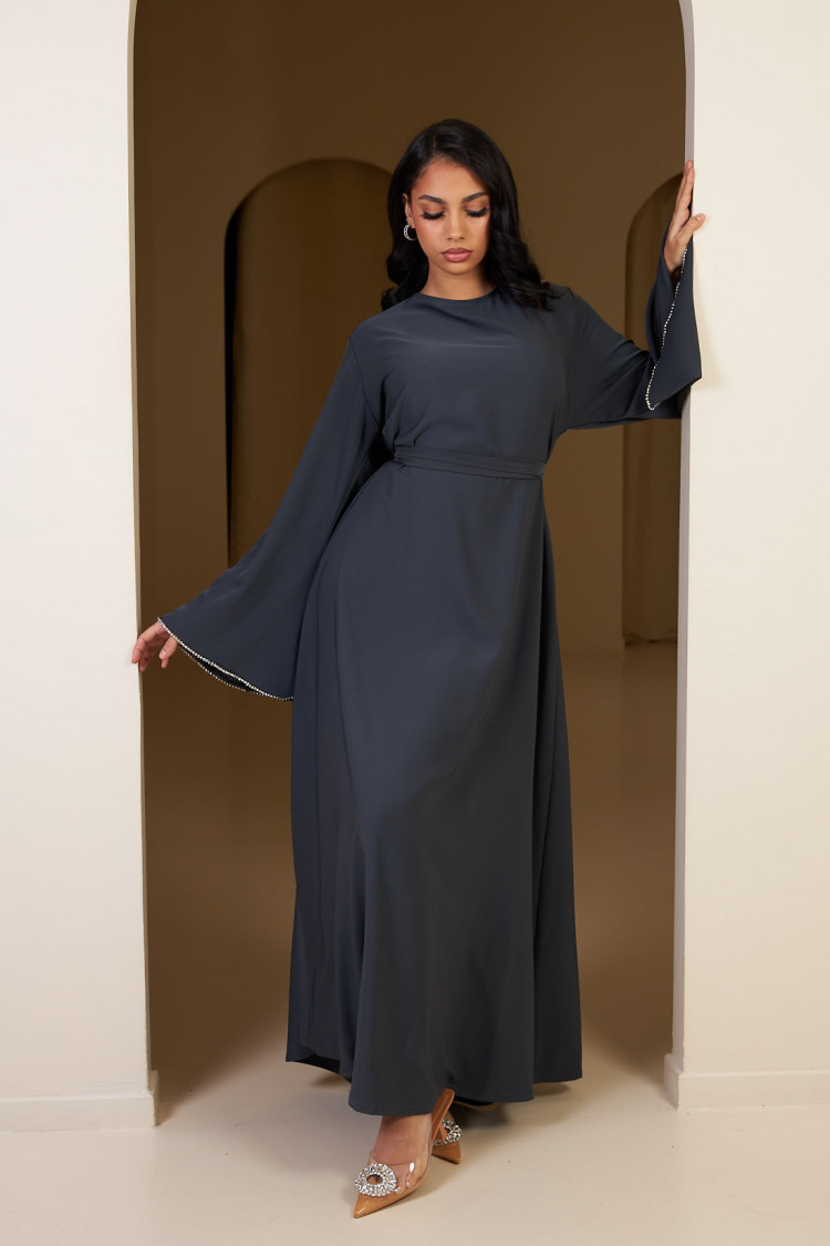 Robe grise ceinturée à perle sur les manches