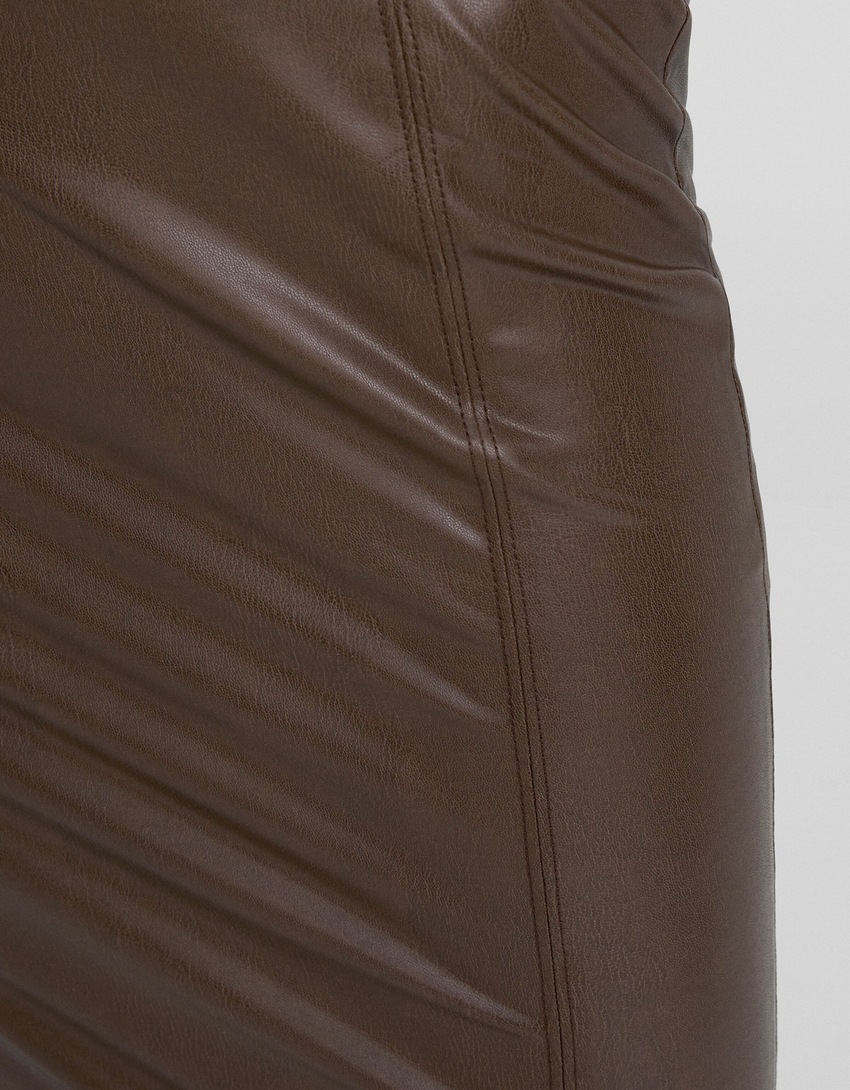 Vestido midi justo com alças e efeito couro.