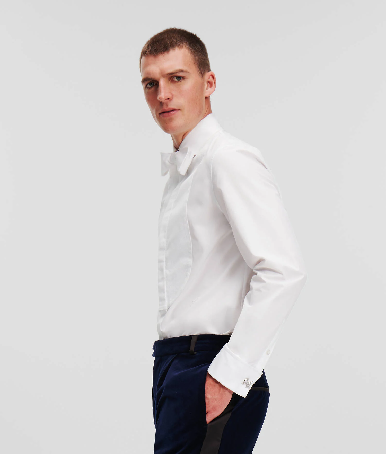 CHEMISE DE SOIRÉE AVEC NŒUD PAPILLON SÉLECTIONNÉE PAR HUN KIM