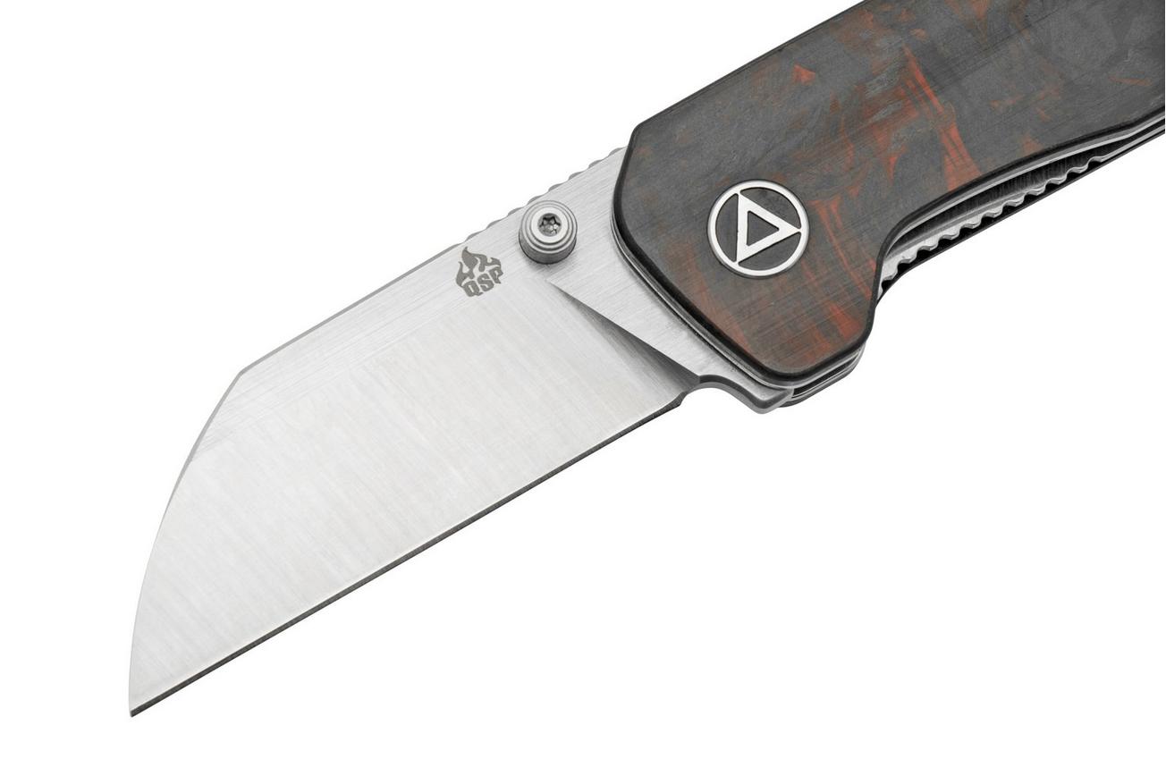 QSP Knife Penguin Mini QS130XS-E1, Satin 14C28N, Red Shredded Carbonfiber zakmes