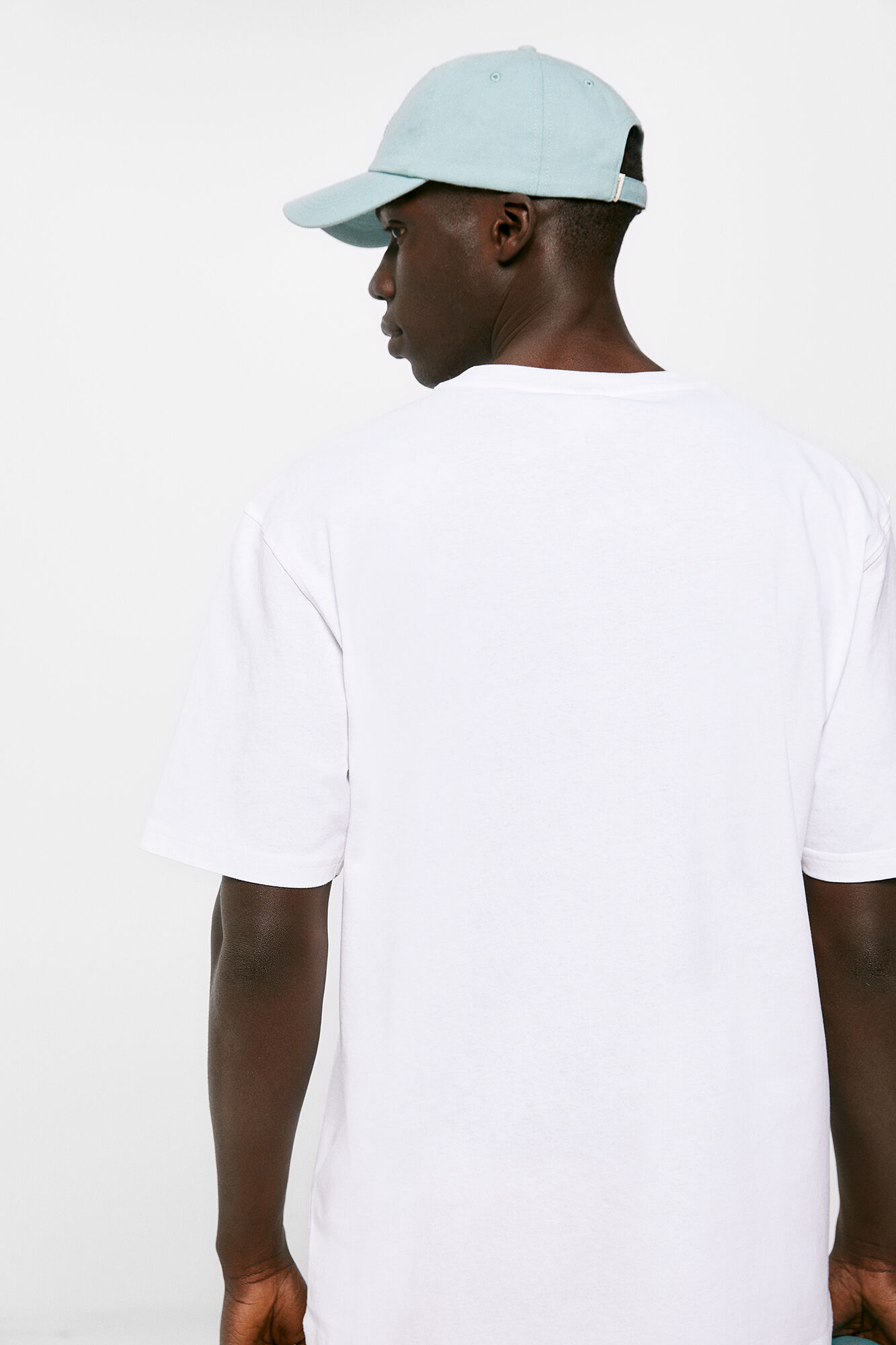 Camiseta branca com estampa de árvore