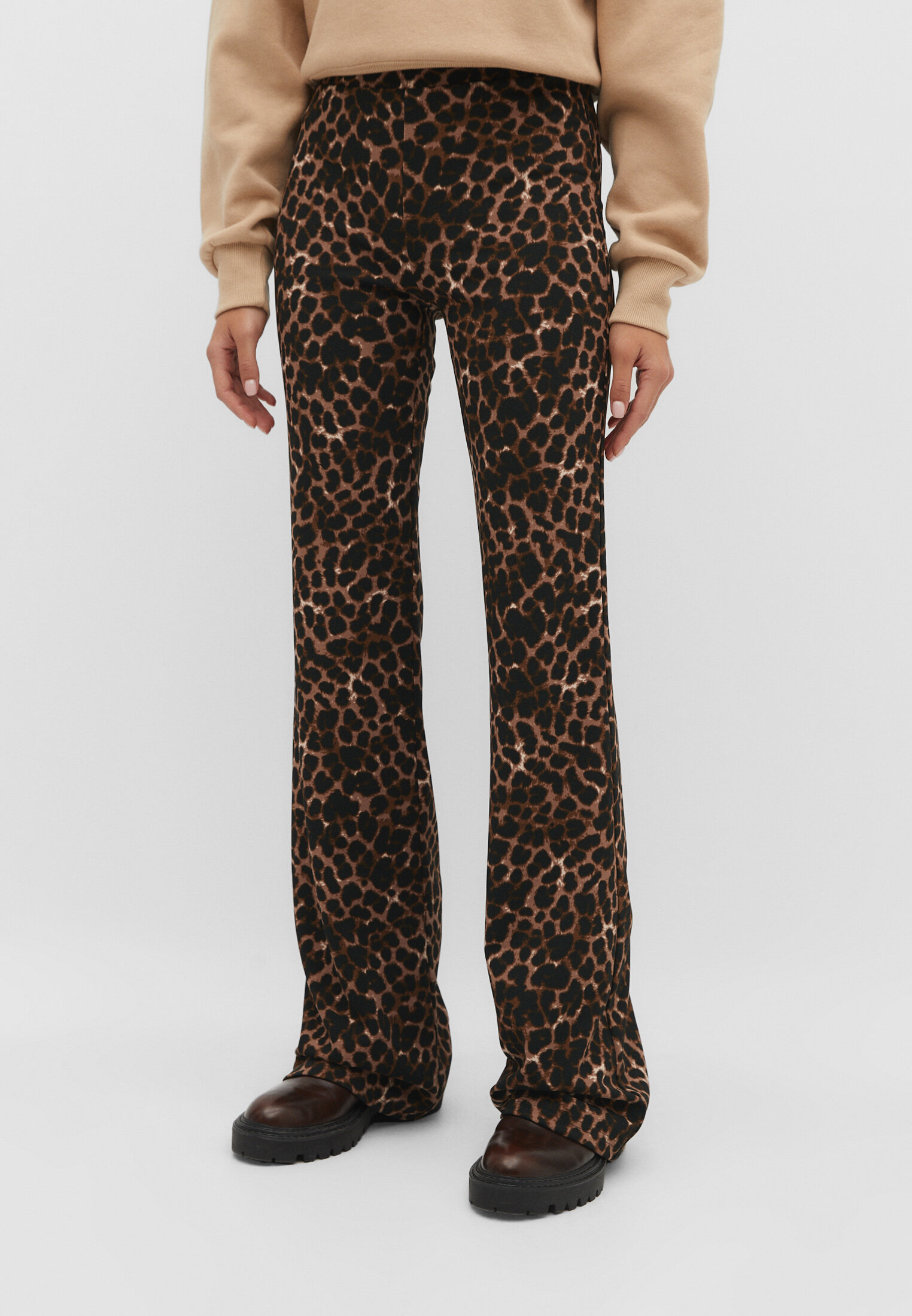 Calça boca de sino com estampa animal