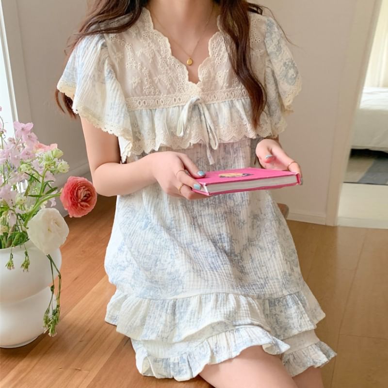 Sadelle - Pyjamajurk met korte mouwen en kantversiering / Pyjamatop met ruches / Shorts / Set