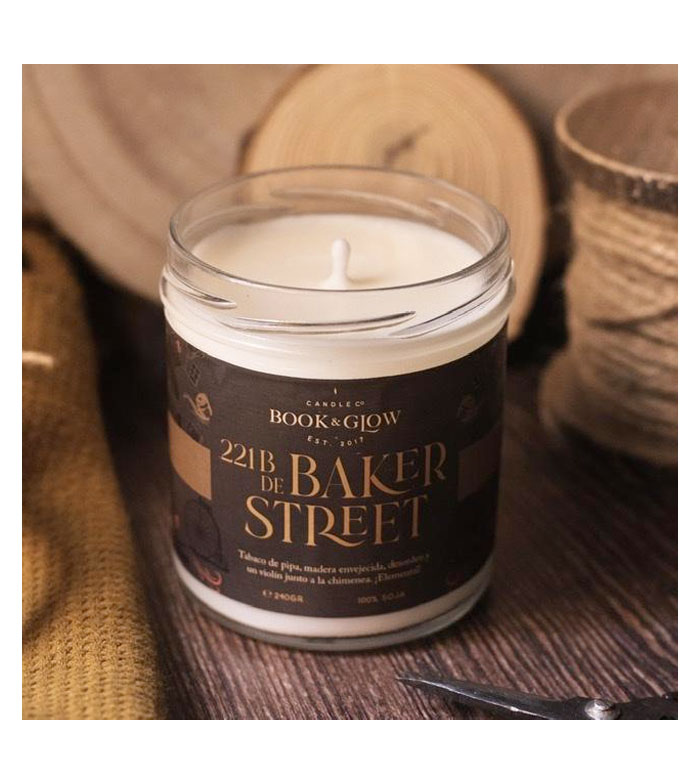 Book and Glow - *Mundos Notáveis* - Vegan Soy Candle - Baker Street 221B