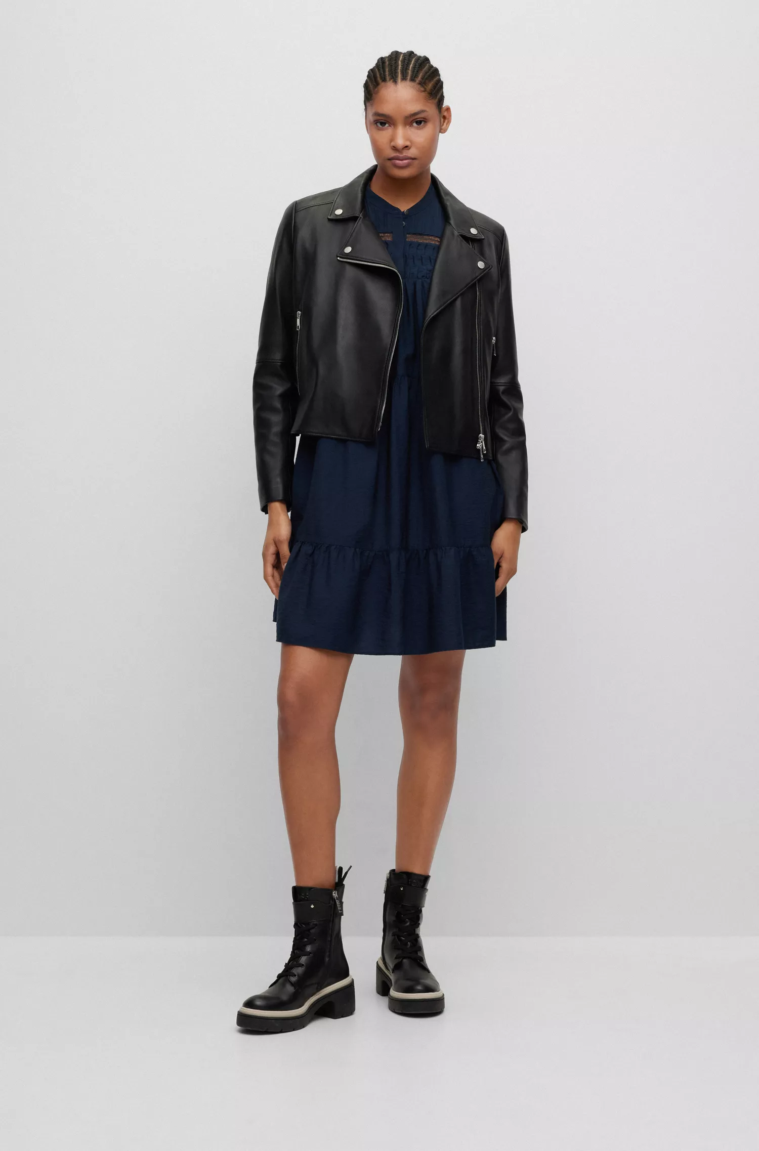 Vestido túnica preto BOSS com pregas e detalhes em renda.