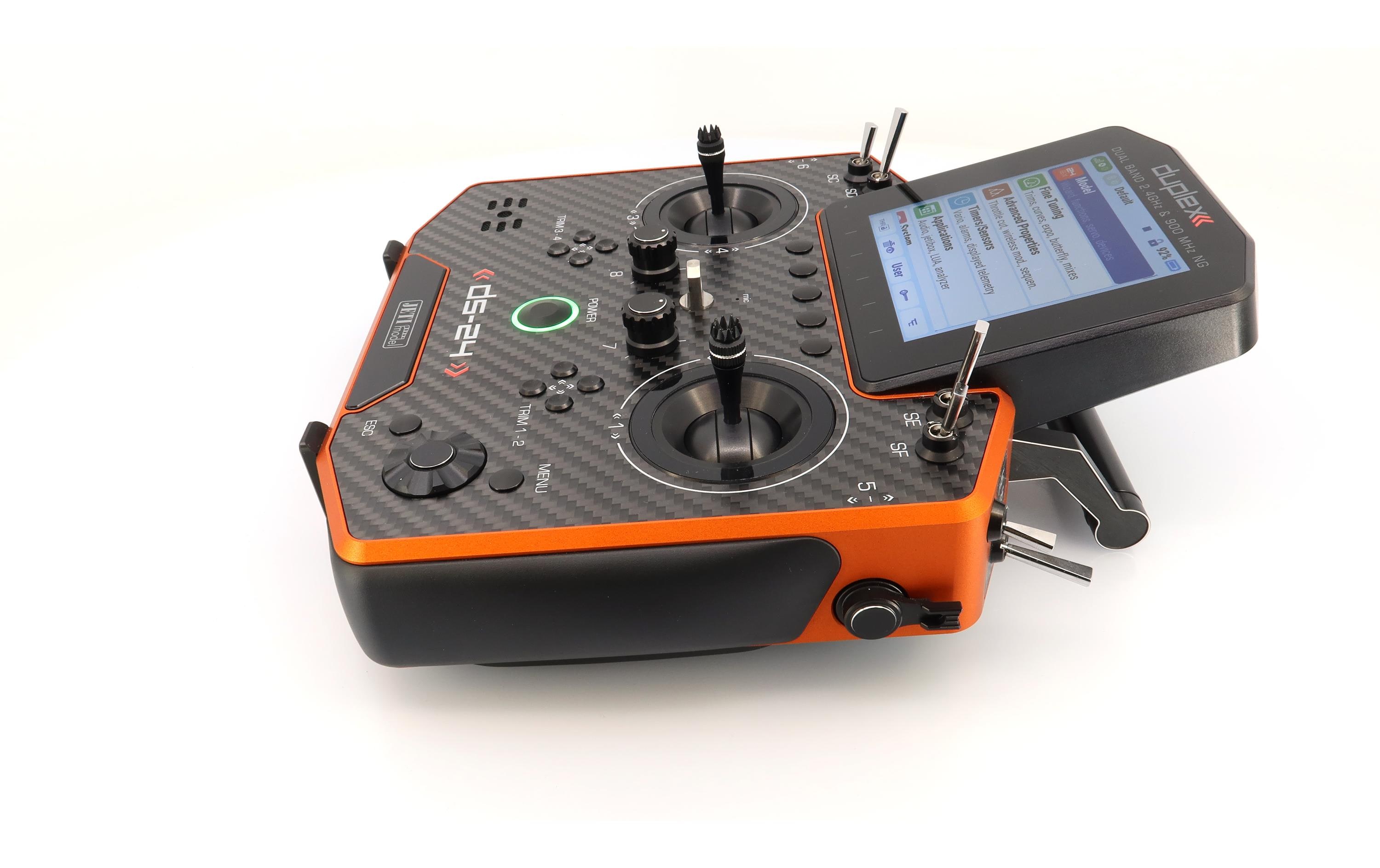 Fernsteuerung DS-24II Carbon Line Orange 24 Kanal, Duplex EX<br>Professioneller 24-Kanal-Sender mit Geber auf Rückseite und Carbon-Frontplatte