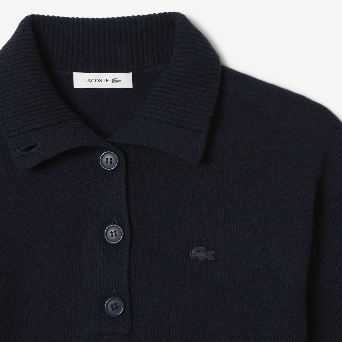 Suéter LACOSTE com gola alta e botões.