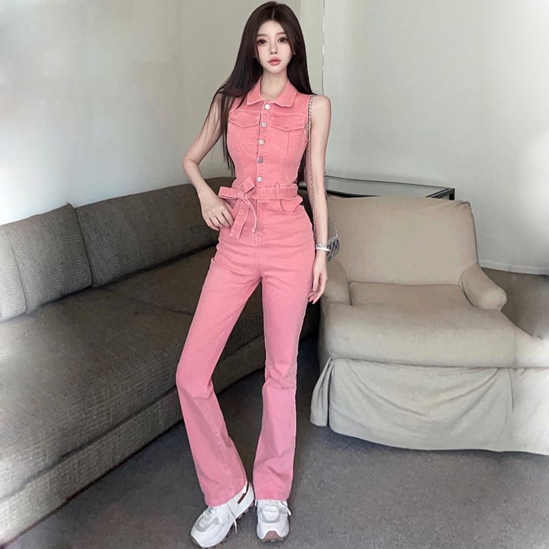 Cassidy - Mouwloze, gewassen denim jumpsuit met knoopjes en strik aan de zijkant