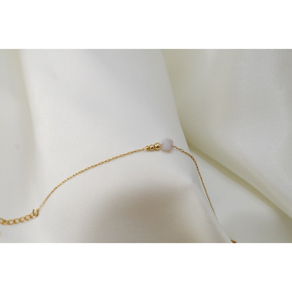 Bracelet  fin orné d une perle semi-precieuse  d 'Agate Rose
