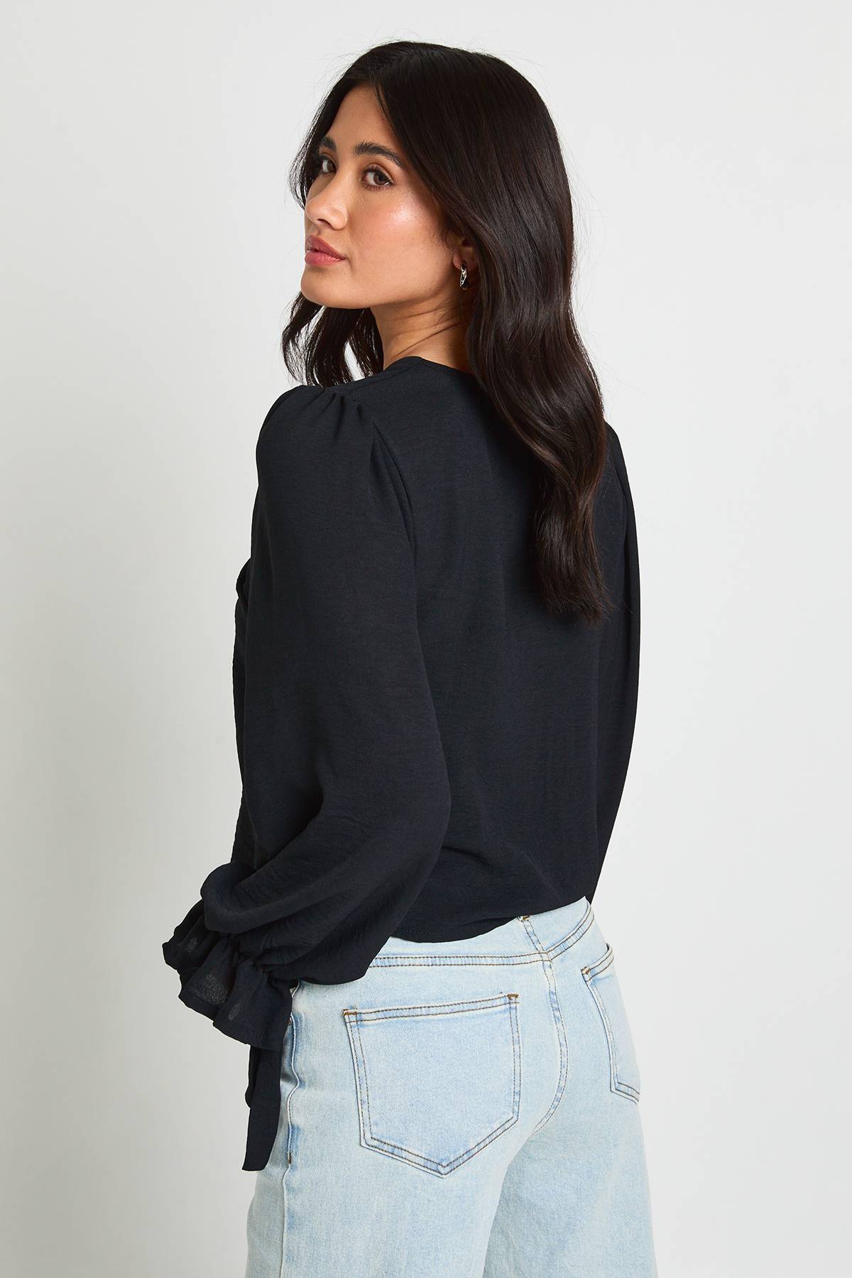 boohoo Chemisier À Texture Martelée Avec Boutons Devant Et Poignets À Volants