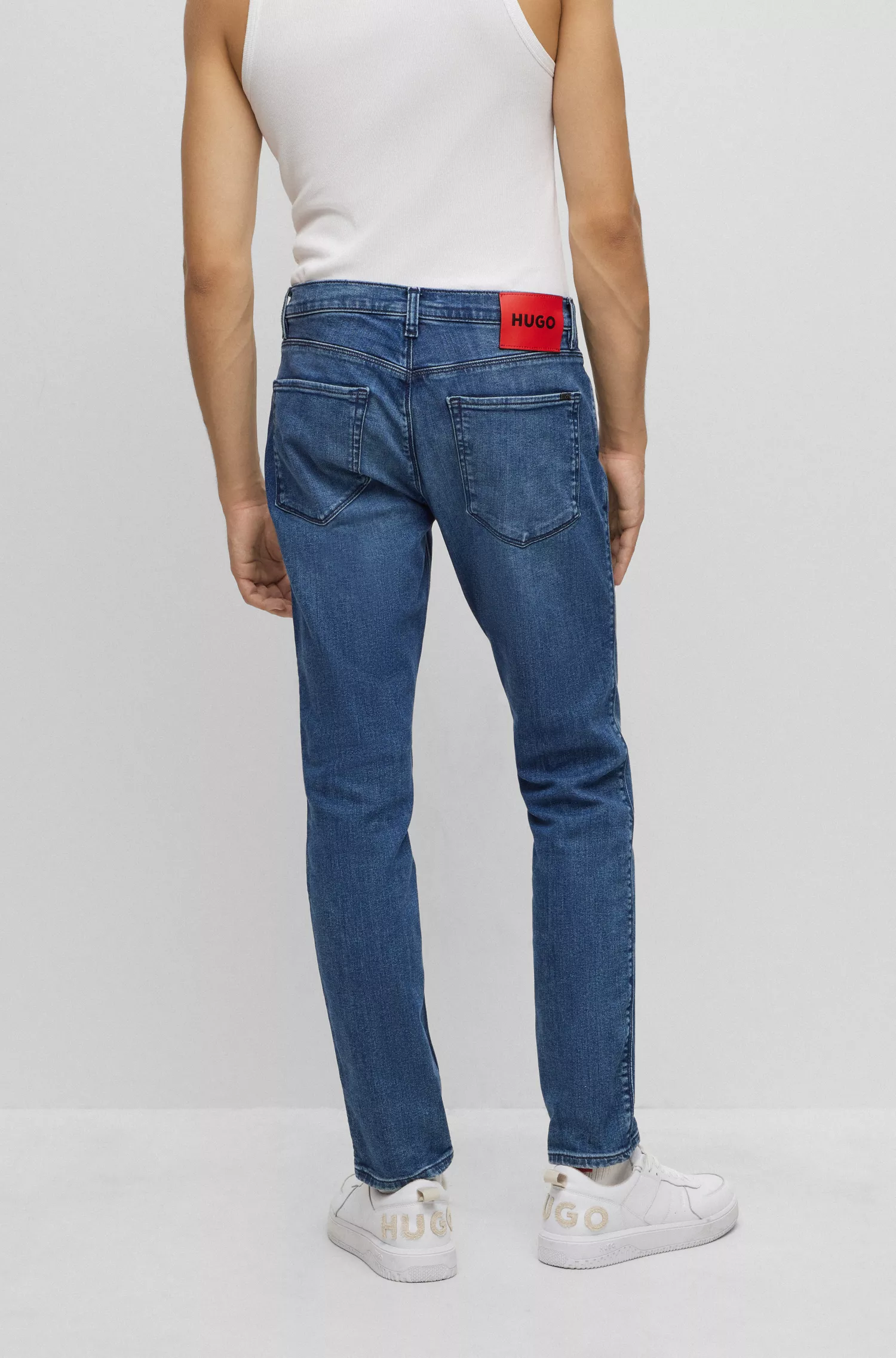 Calça jeans HUGO vermelha, extra slim fit, em denim azul com elasticidade confortável.