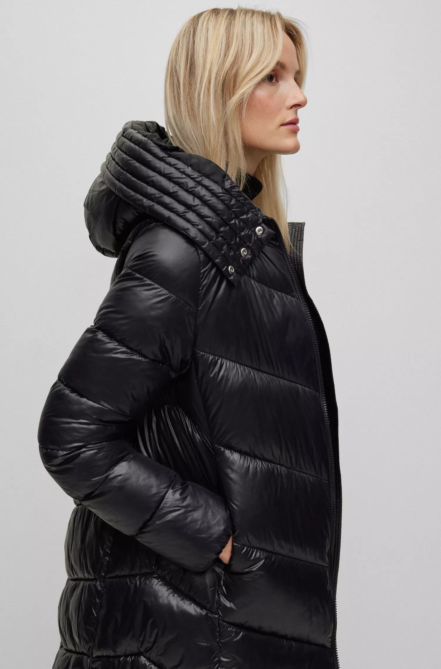 Jaqueta puffer BOSS preta, corte regular, em tecido brilhante repelente à água.