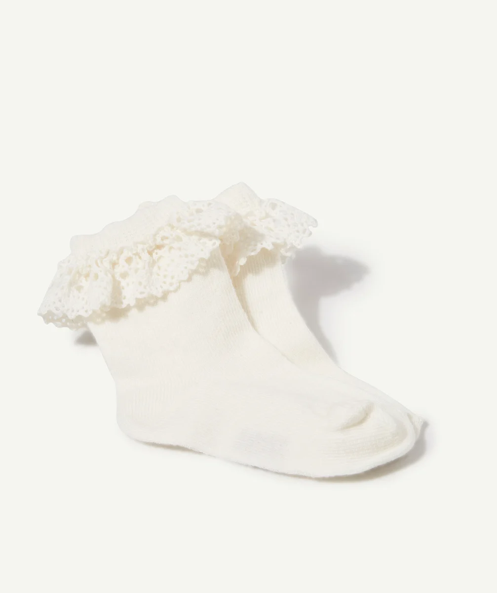 LES CHAUSSETTES UNIES AVEC DÉTAILS EN BRODERIE