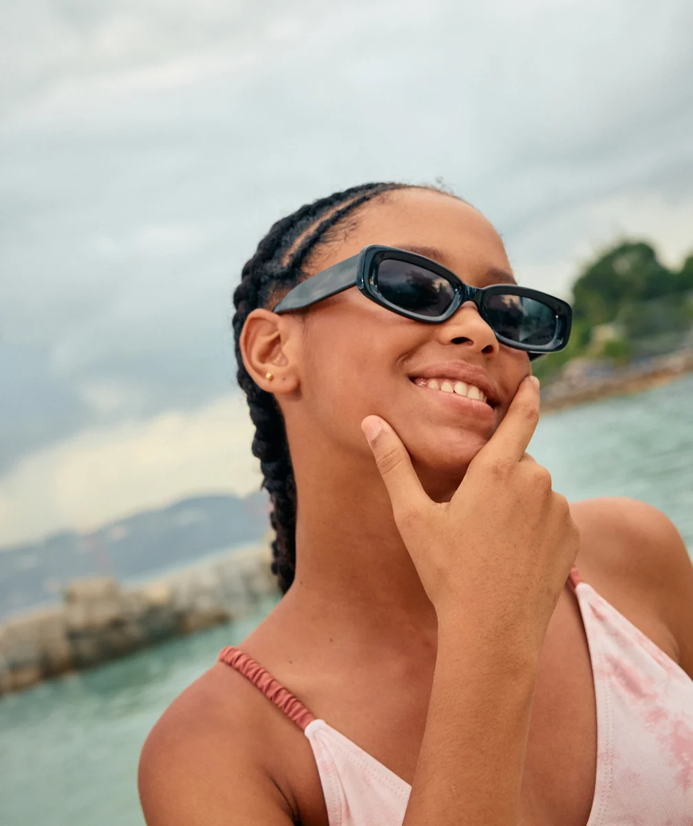 lunettes de soleil fille rectangulaires noires