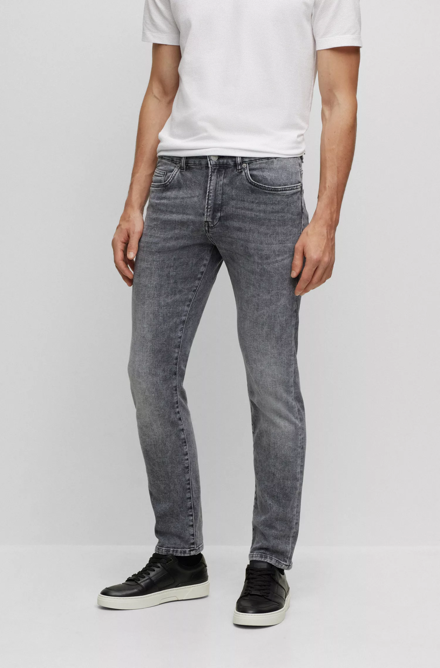 Calça jeans BOSS preta, corte slim, em denim italiano stretch cinza lavado.