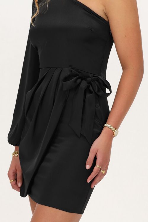 Zwarte satijnen one-shoulder jurk met overslag