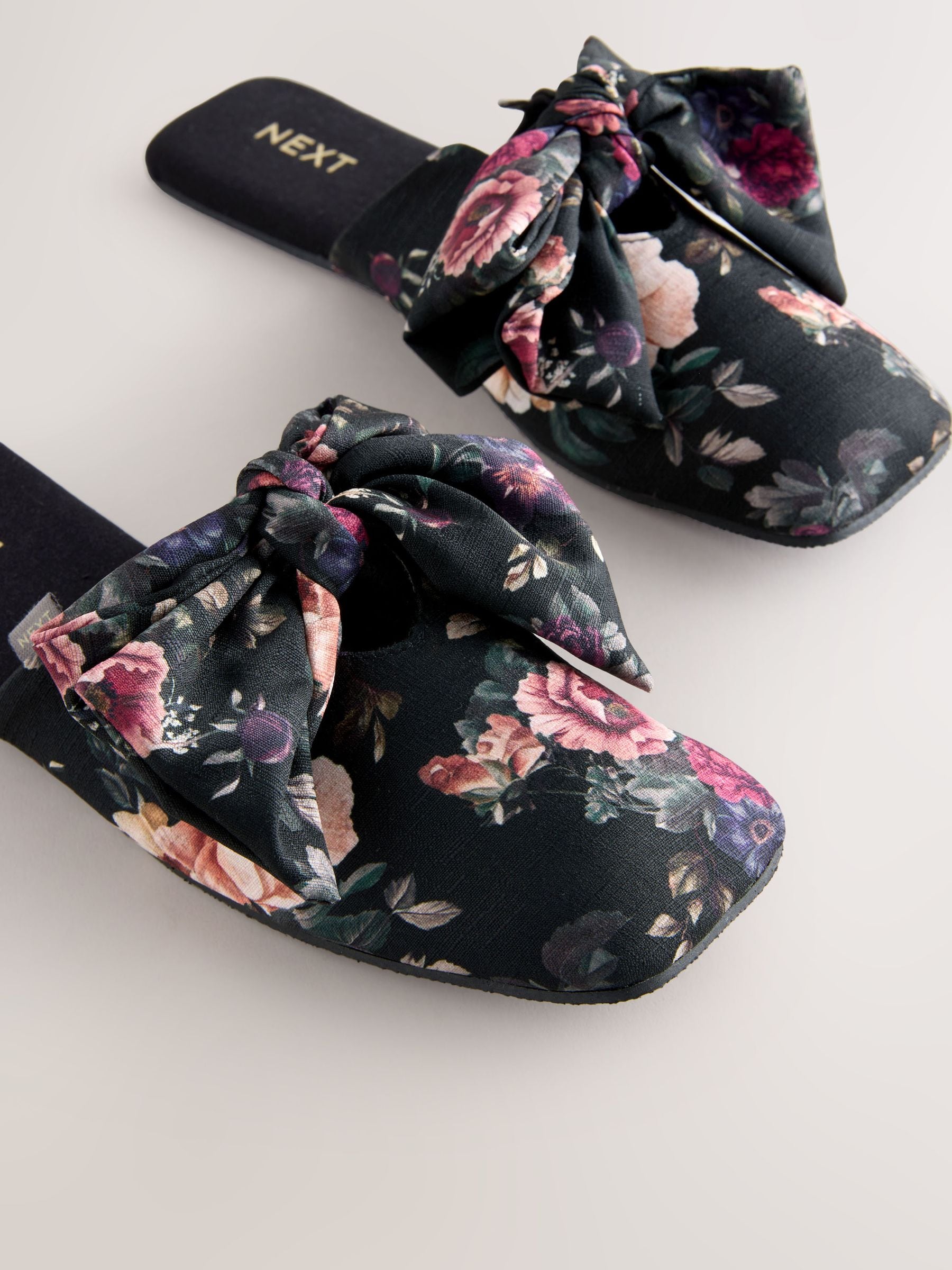 Zwart bloemenprint - Pantoffels met fluwelen strik