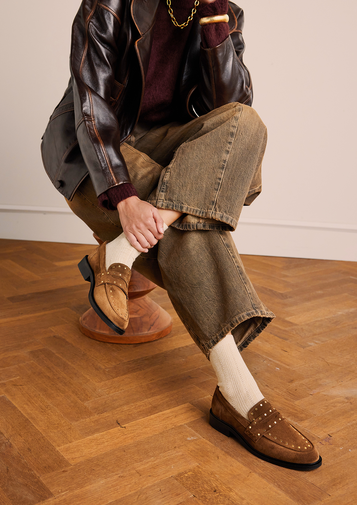 Bruine suède loafers met goudkleurige studs
