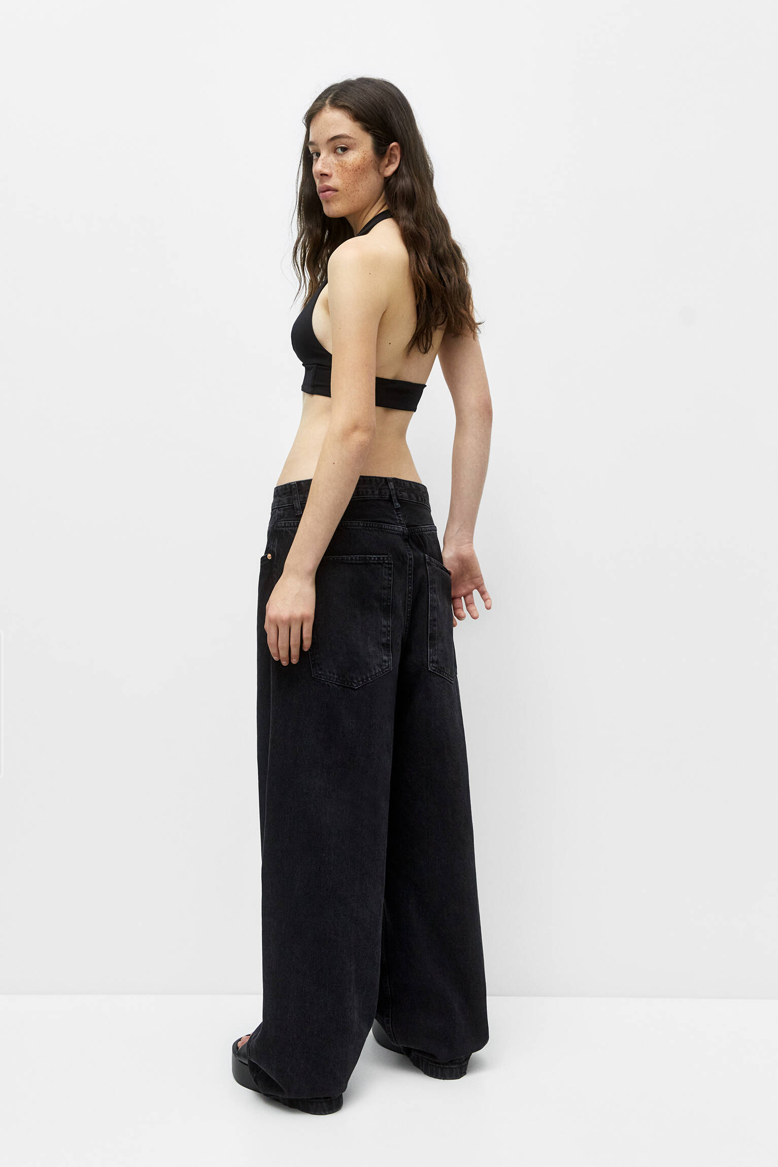 Top cropped com alças no pescoço - Preto
