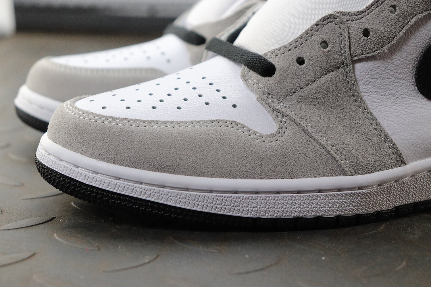 Jordan 1 Retro High Light Smoke Grey