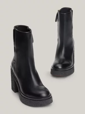 Botas de cano curto com salto e sola de crepe de couro
