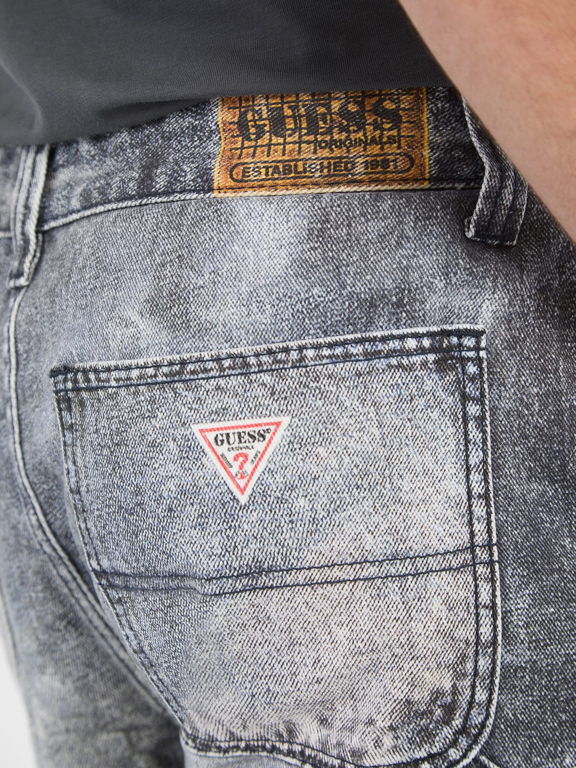 Calça jeans Carpenter com painel estampado da GUESS Originals