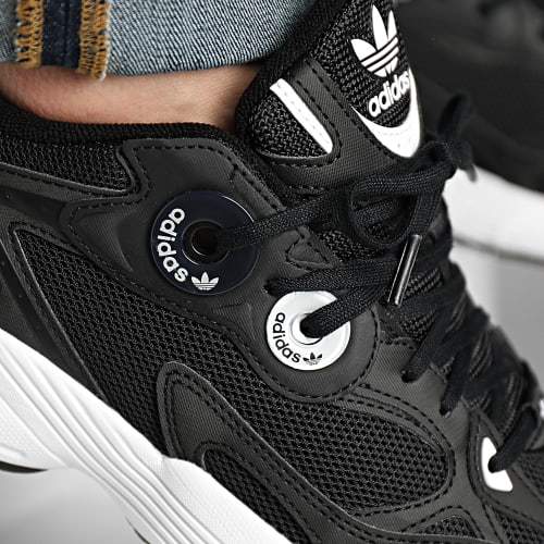 Baskets Astir IE9886 Core Black Footwear White