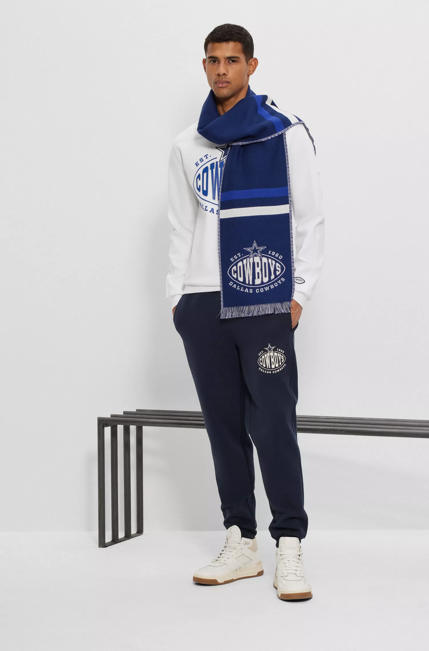 Cachecol BOSS Orange com o logotipo da BOSS x NFL e a marca Dallas Cowboys.
