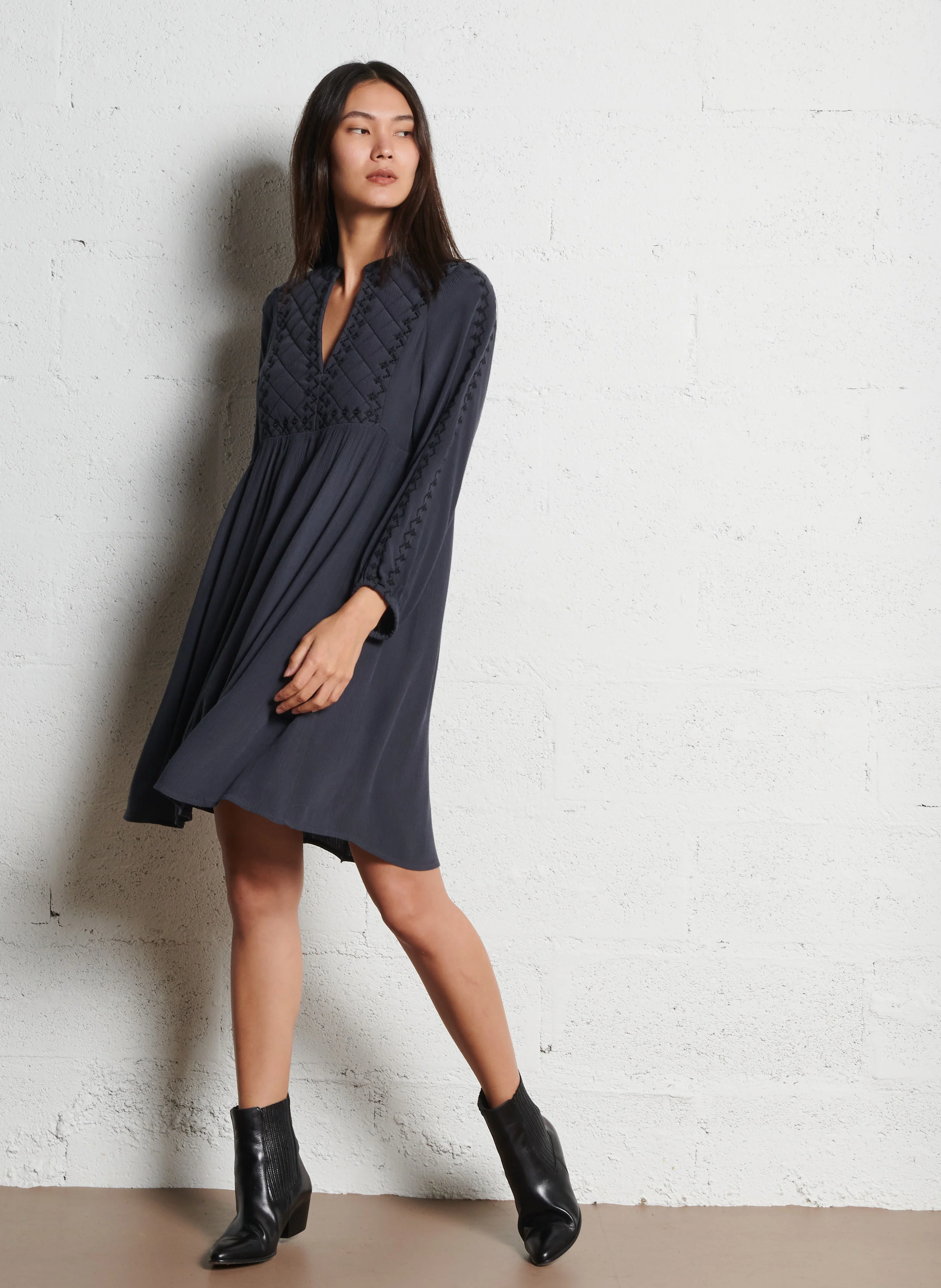 MAELYS - Robe courte droite brodée| Gris