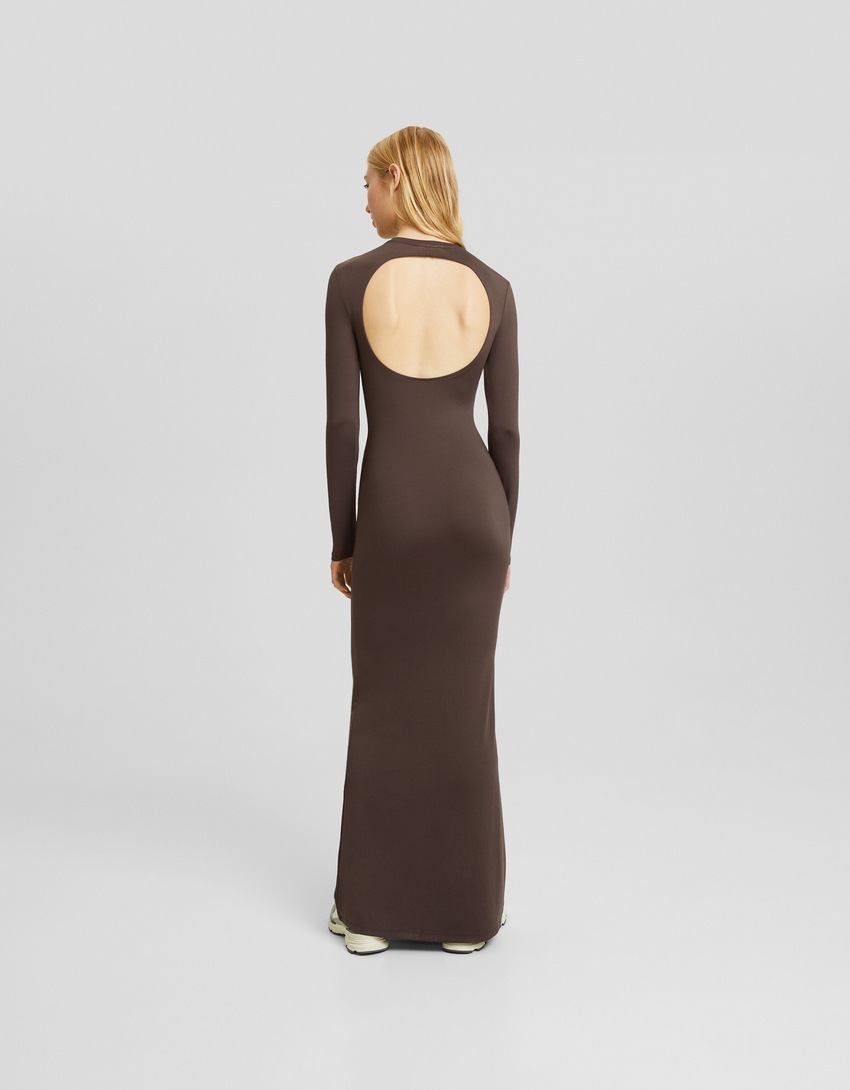 Vestido longo com costas abertas e mangas compridas.
