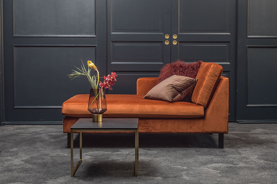 Mandal daybed Tekstil Laguna Velvet 1454 Rusty Orange med sorte ben. Trekt høyre side.