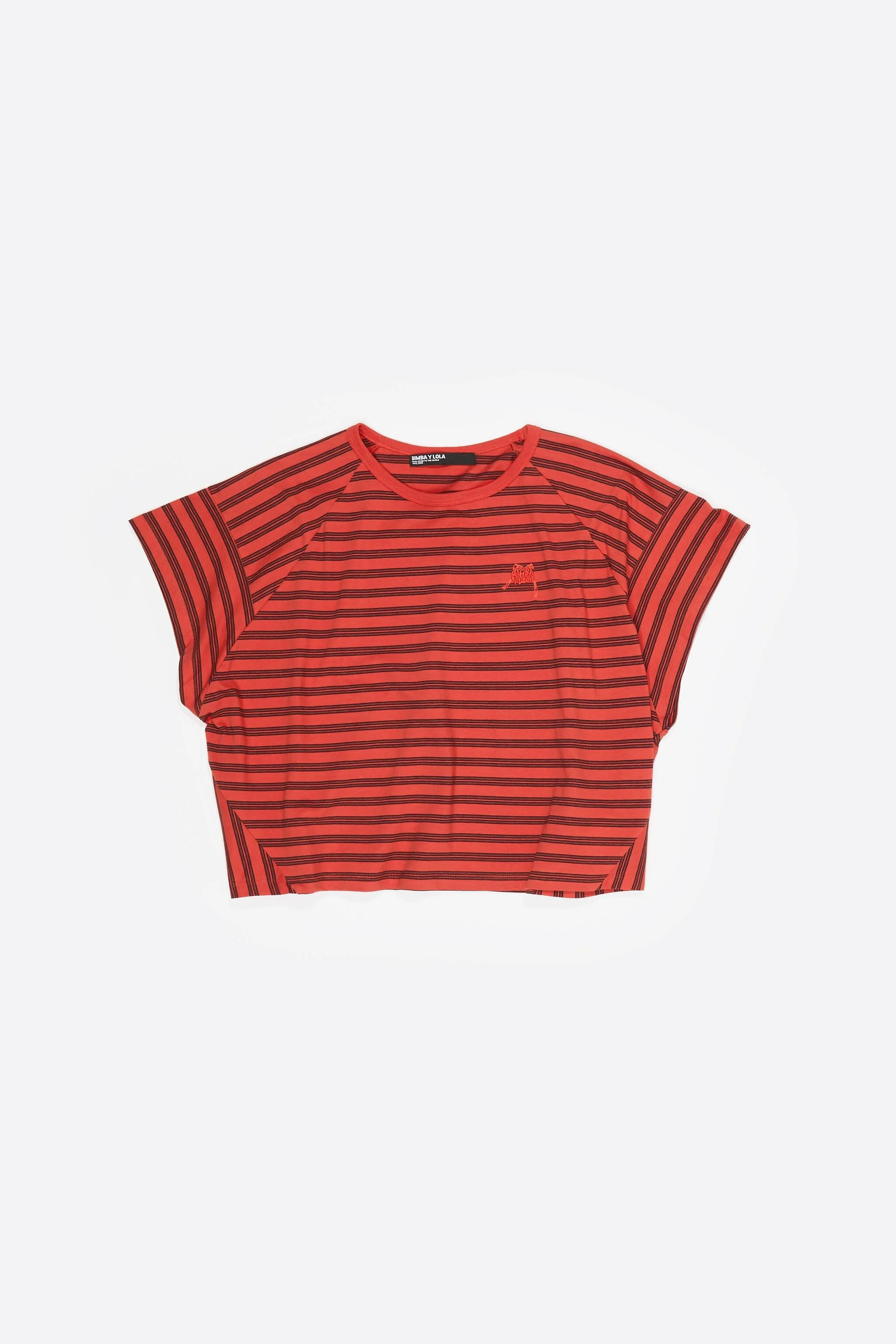 Camiseta cropped listrada vermelha com logotipo bordado.