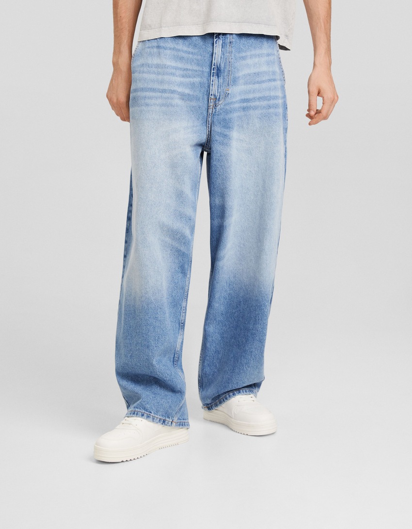 calça jeans estilo skater com efeito desbotado