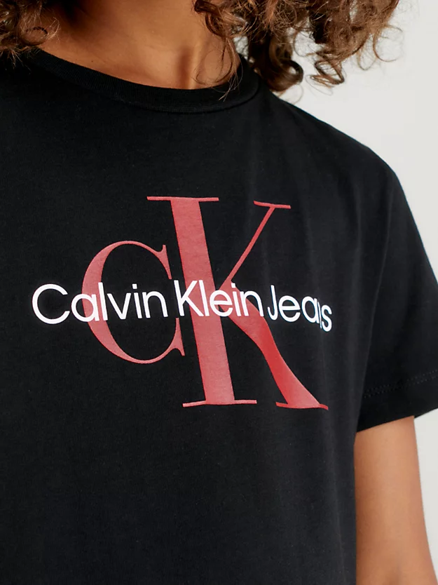 Camiseta infantil com logotipo