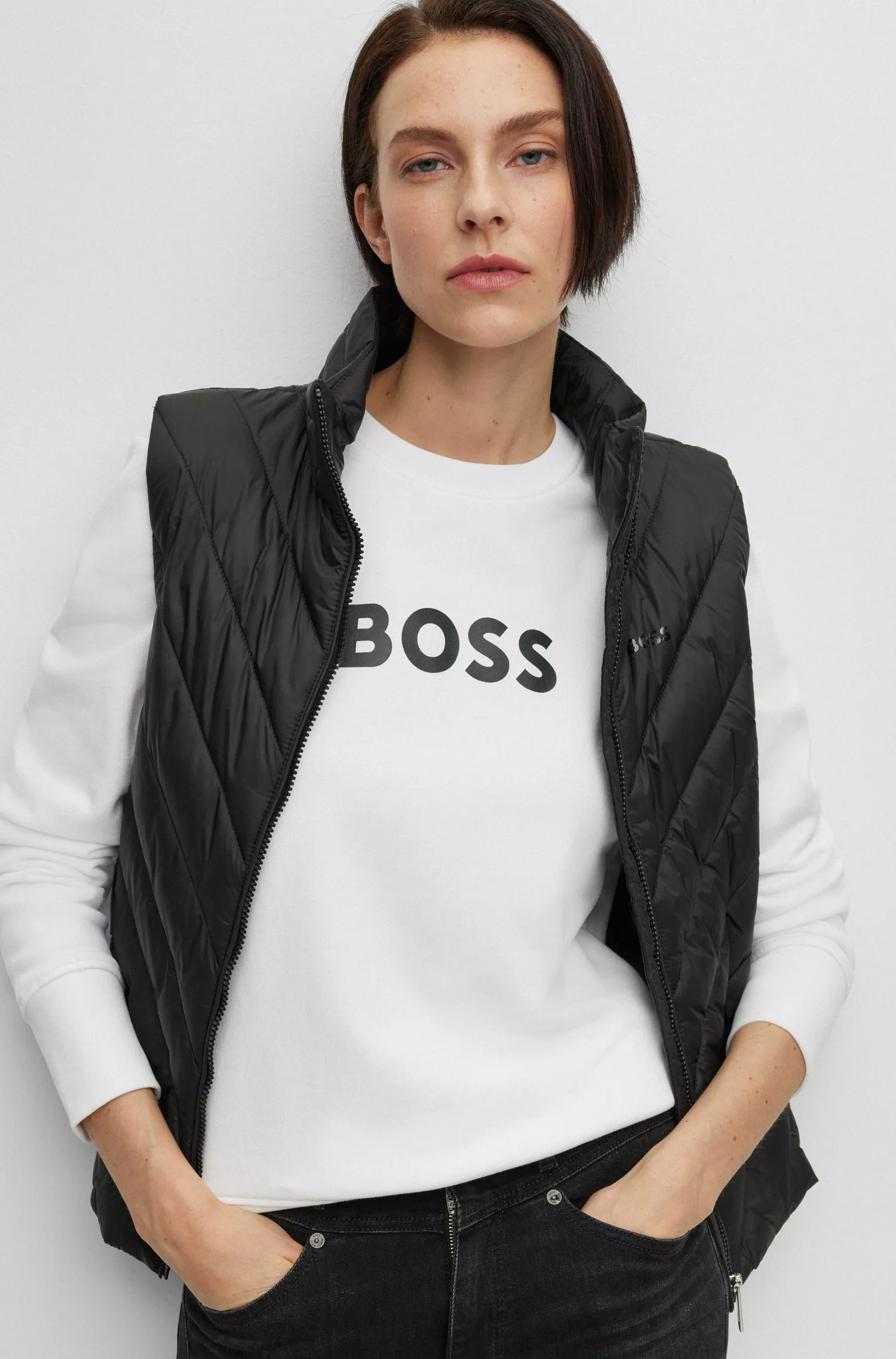 Colete preto impermeável BOSS com detalhe do logotipo