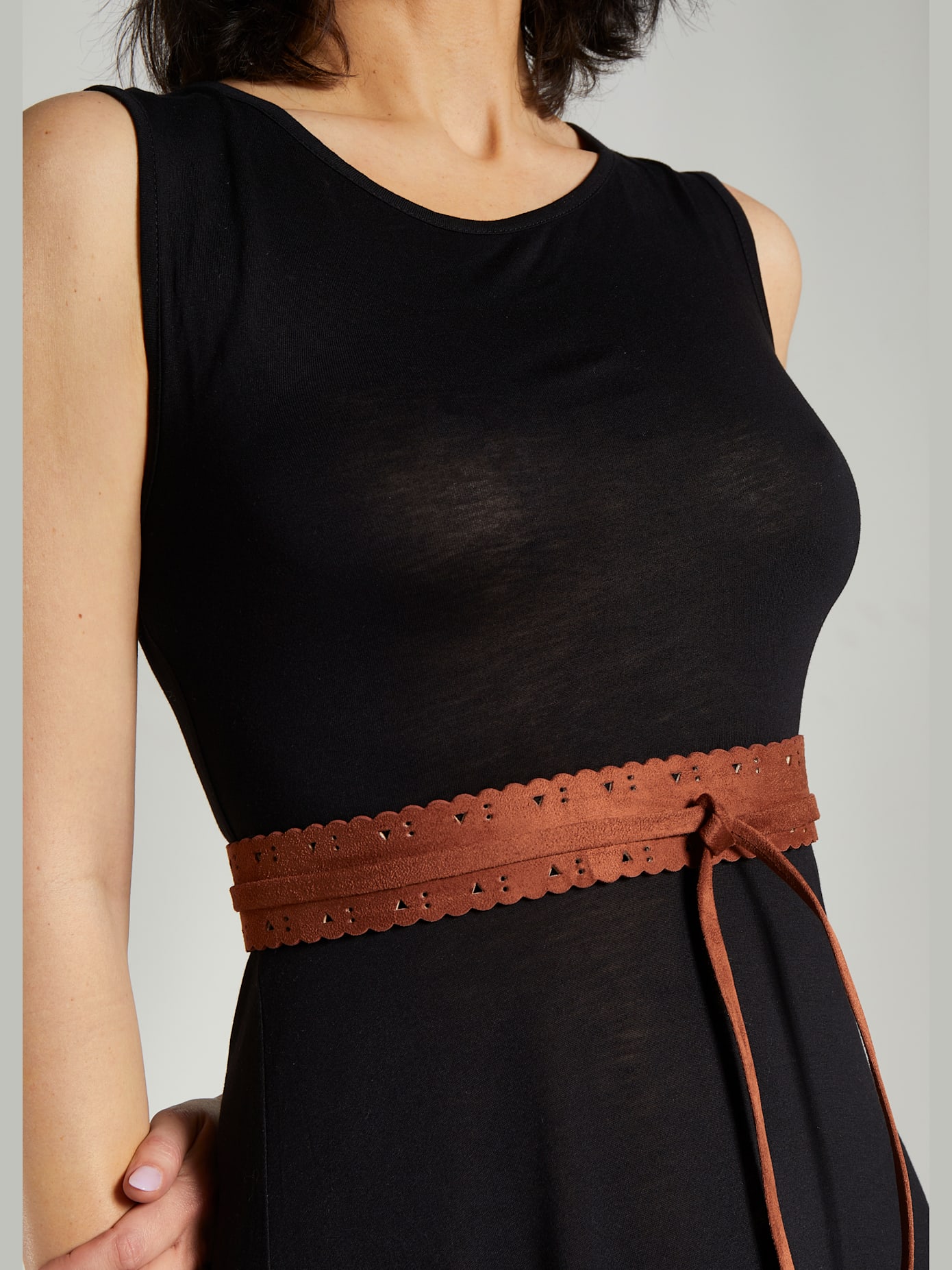 Ceinture en synthétique velours avec découpes discrètes