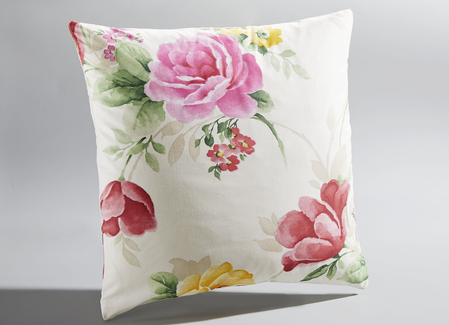 Tagesdecke und Kissenbezüge mit Blumenmotiv