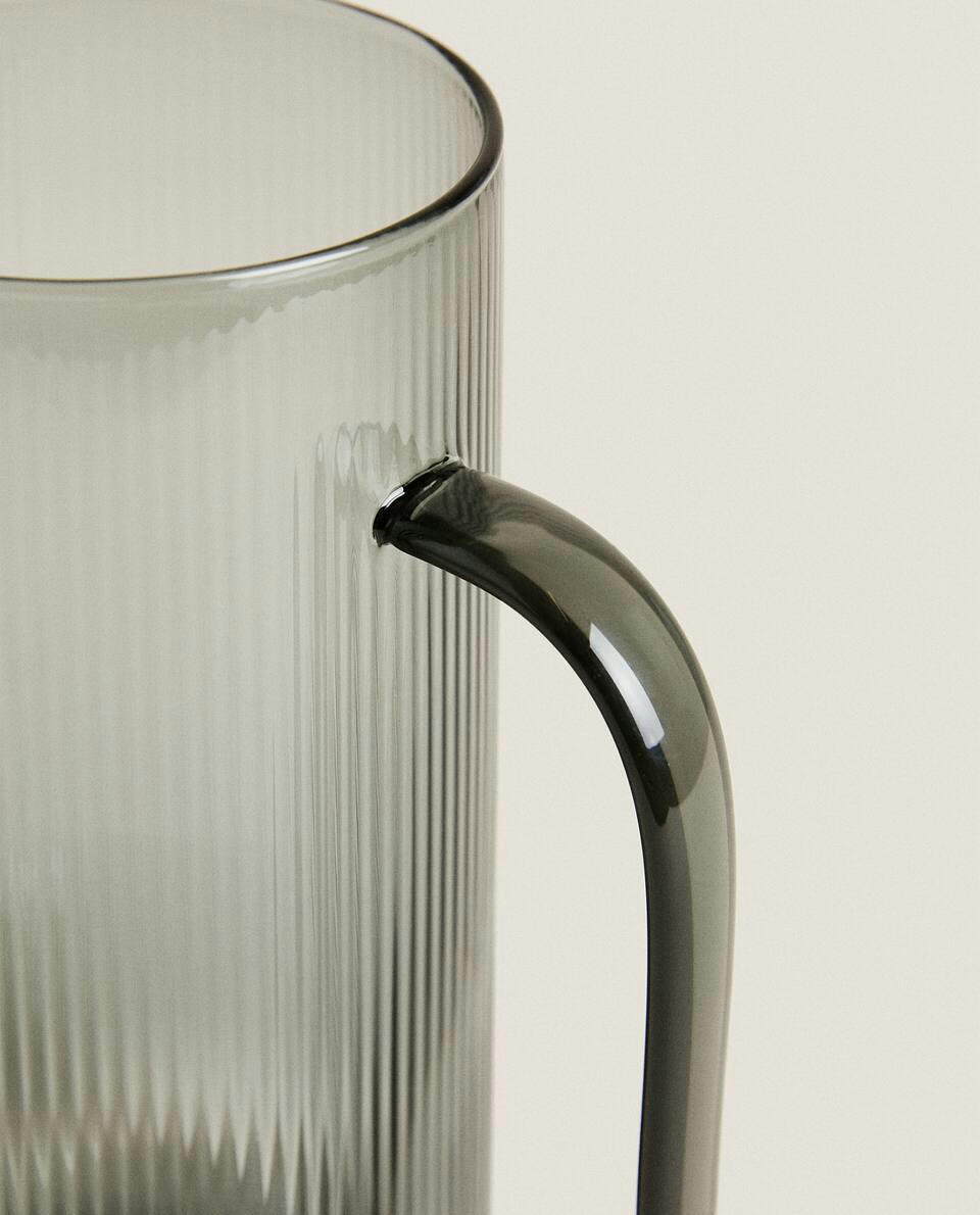Jarra de vidro borossilicato com desenho linear.
