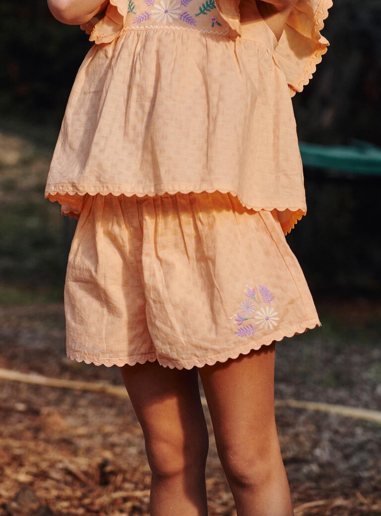 Short orange clémentine à broderies fleuries
