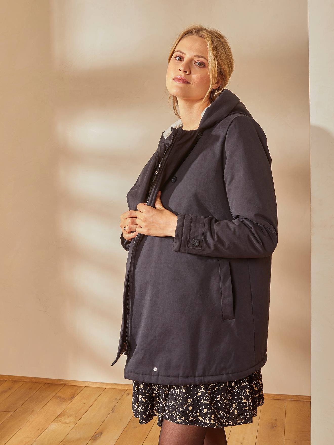 Parka preta lisa, ideal para gestantes e para o período pós-parto.