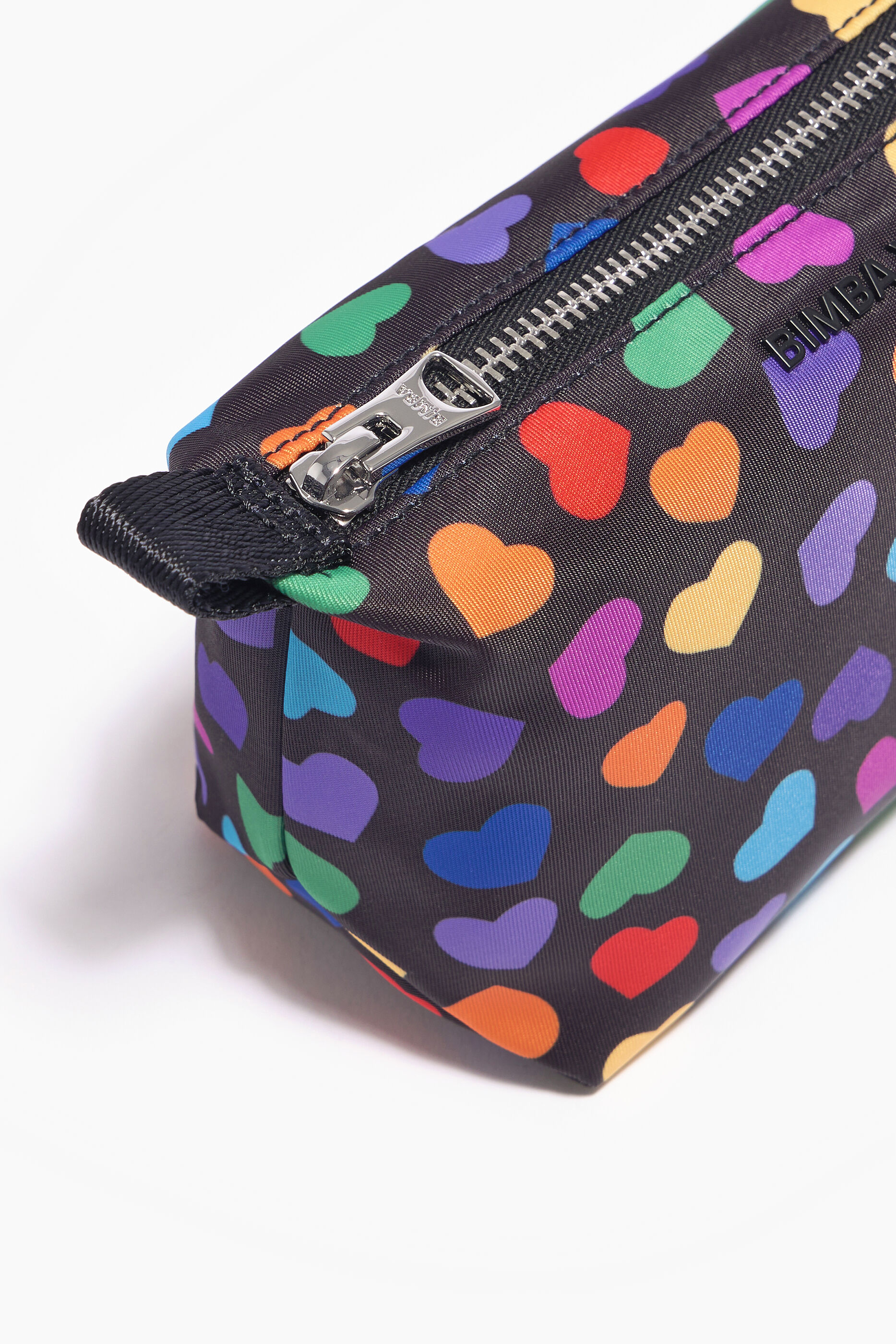 Nécessaire trapezoidal tamanho P em nylon com estampa de corações preta