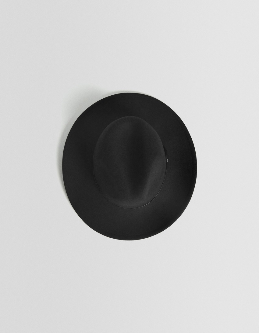 Chapéu Fedora com efeito de couro e detalhes em metal