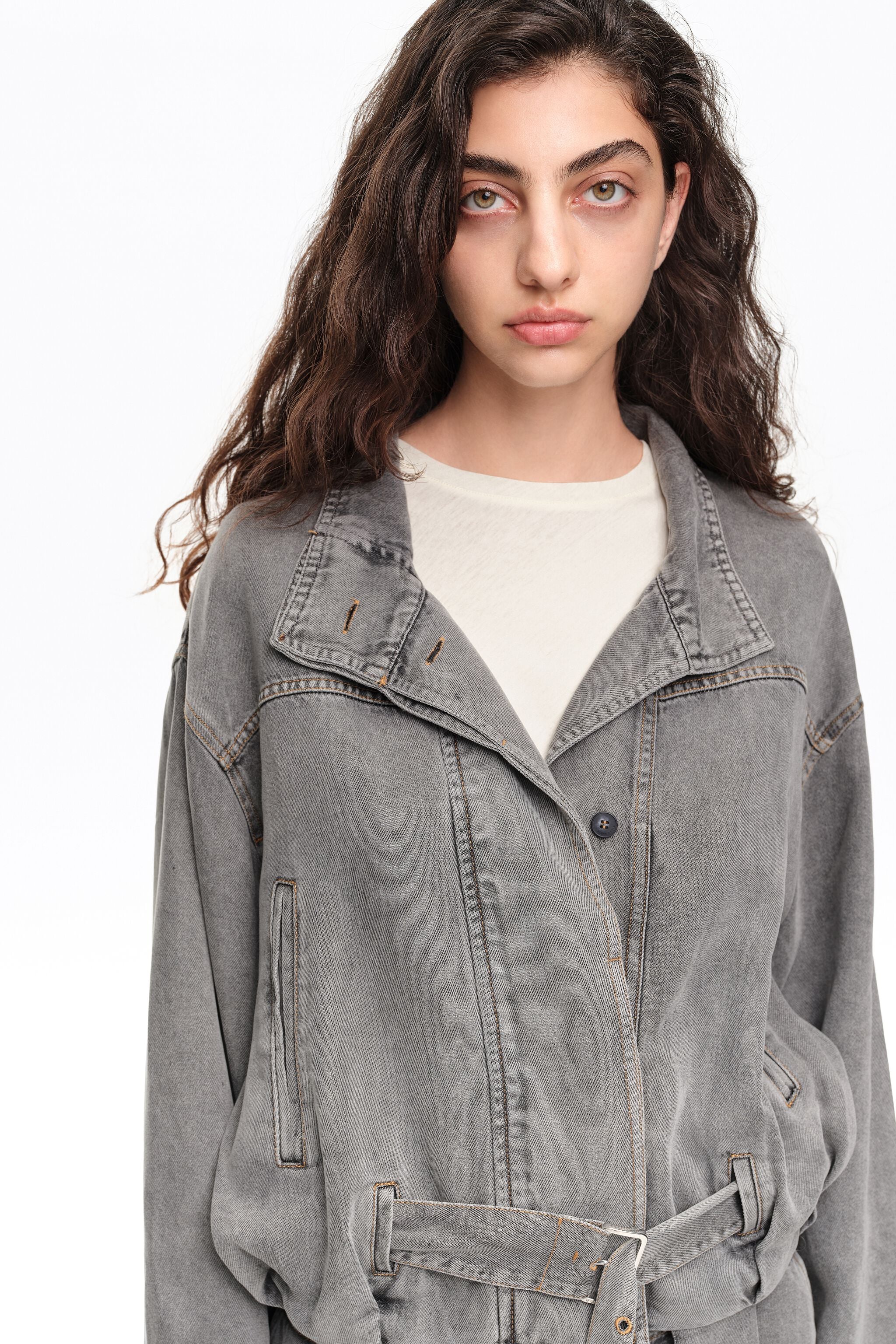 Jaqueta jeans fluida cinza claro lavada