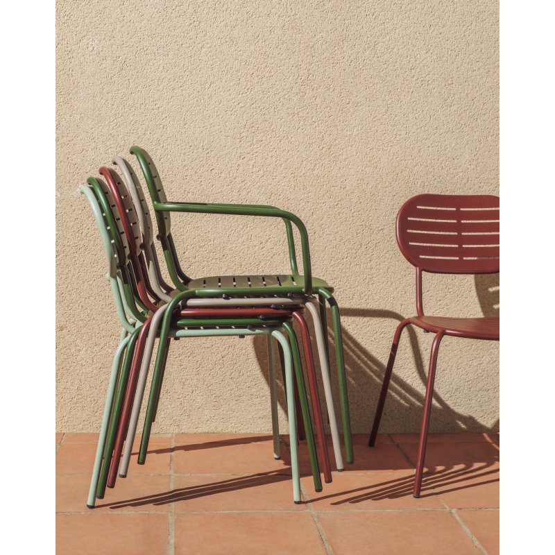Chaise empilable d’extérieur Brai avec accoudoirs en acier galvanisé taupe