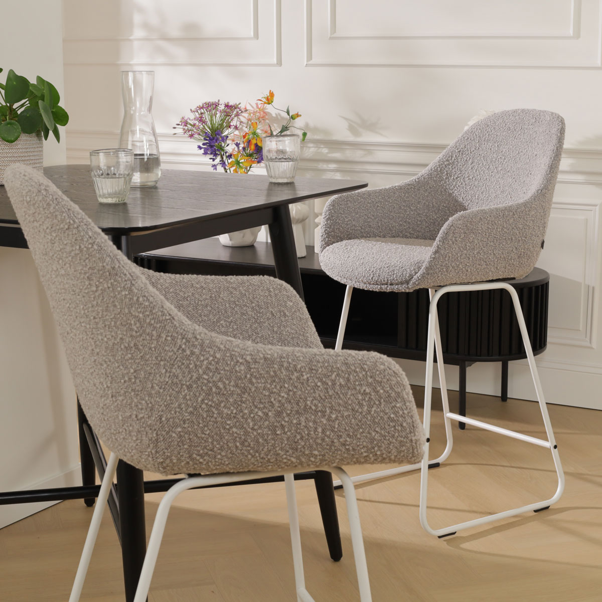Barkruk Nino-Mae bouclé taupe - wit onderstel - 65 cm
