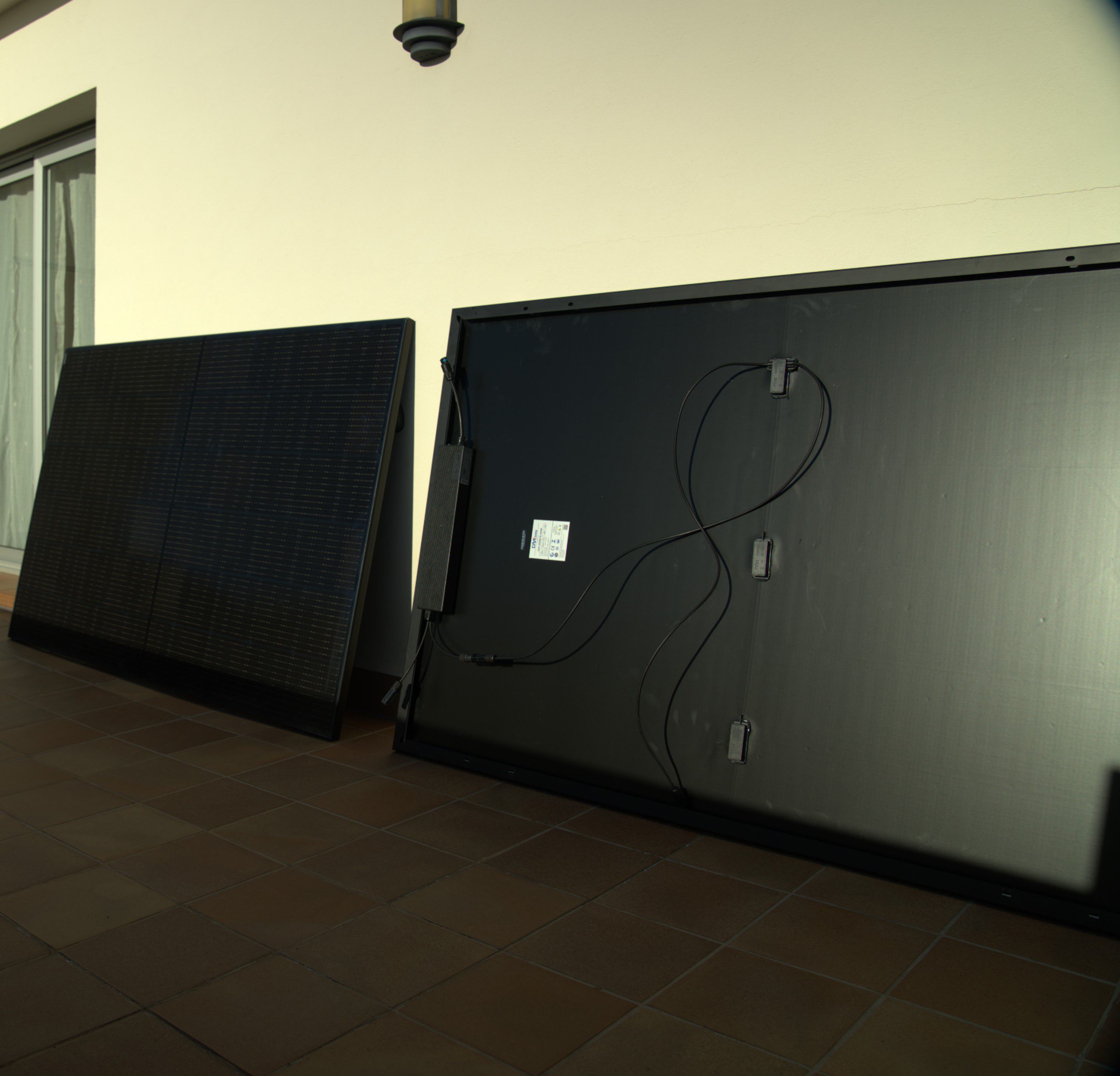 Balkonkraftwerk 2x420W Komplettset - Wechselrichter VDE-konform, 800W Plug and Play für Steckdose - 2 PV-Module 420 Watt - Premium Balkonhalterung