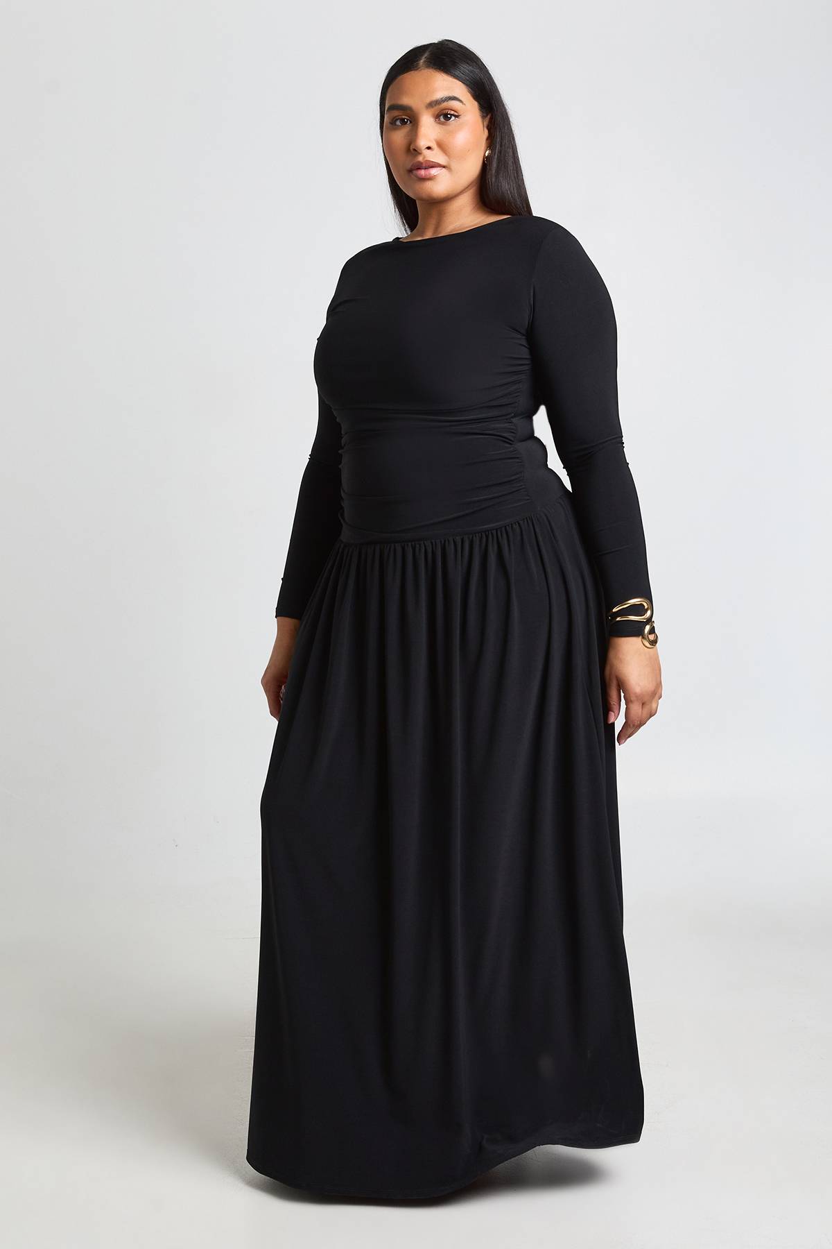 boohoo Robe Maxi Grande Taille À Manches Longues Et Fronces Souples