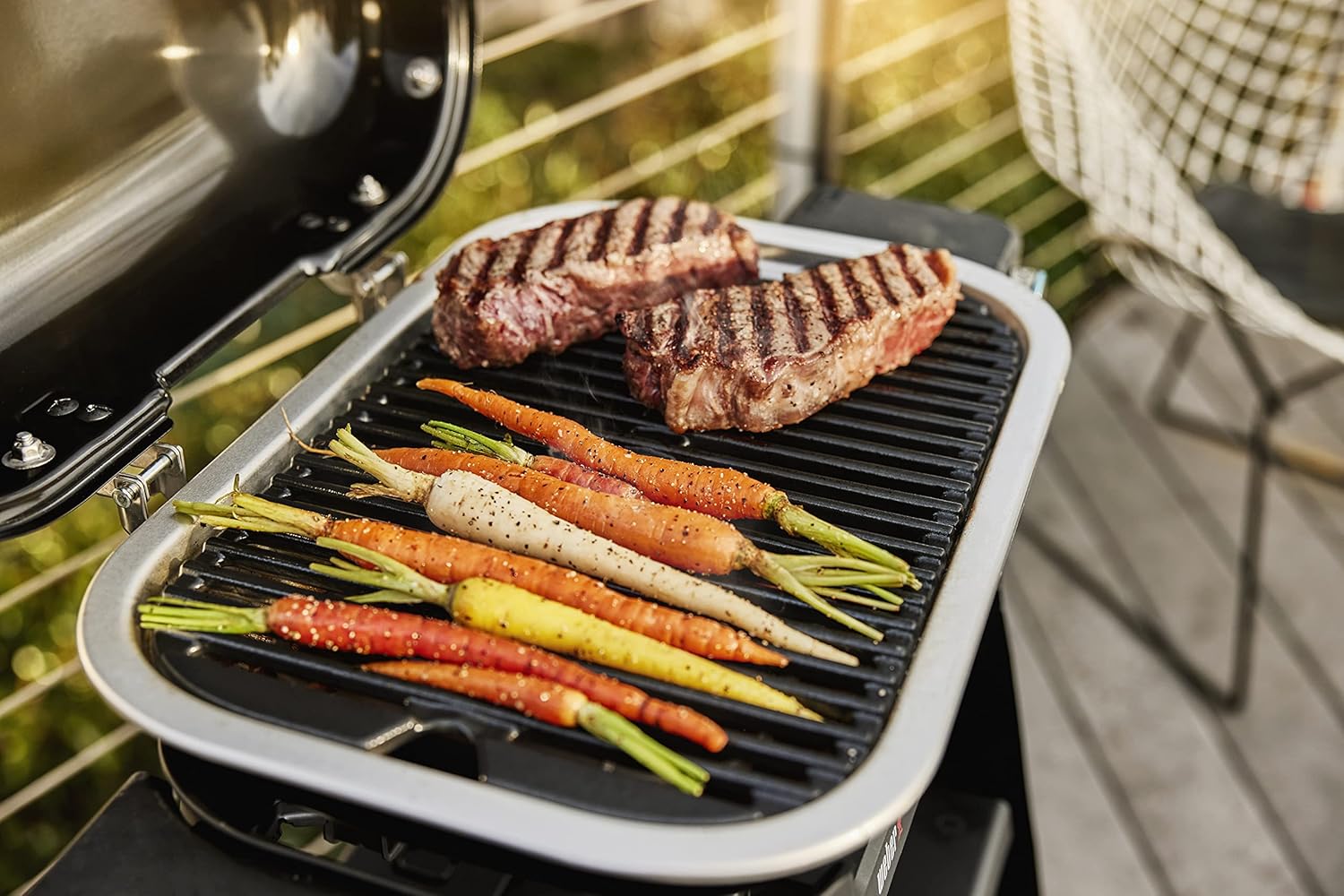 Weber Lumin Compact Tragbarer Kompakter Elektrogrill/Anbraten, Räuchern, Dämpfen, Kochen und Warmhalten, Bis zu 315 °C, Porzellanemaillierte Gusseisenroste, 43 x 32 cm, Schwarz
