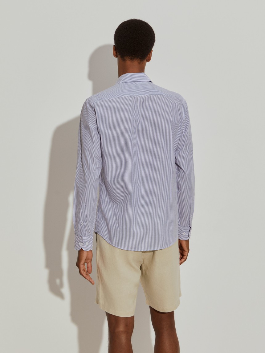 Camisa slim fit seersucker às riscas
