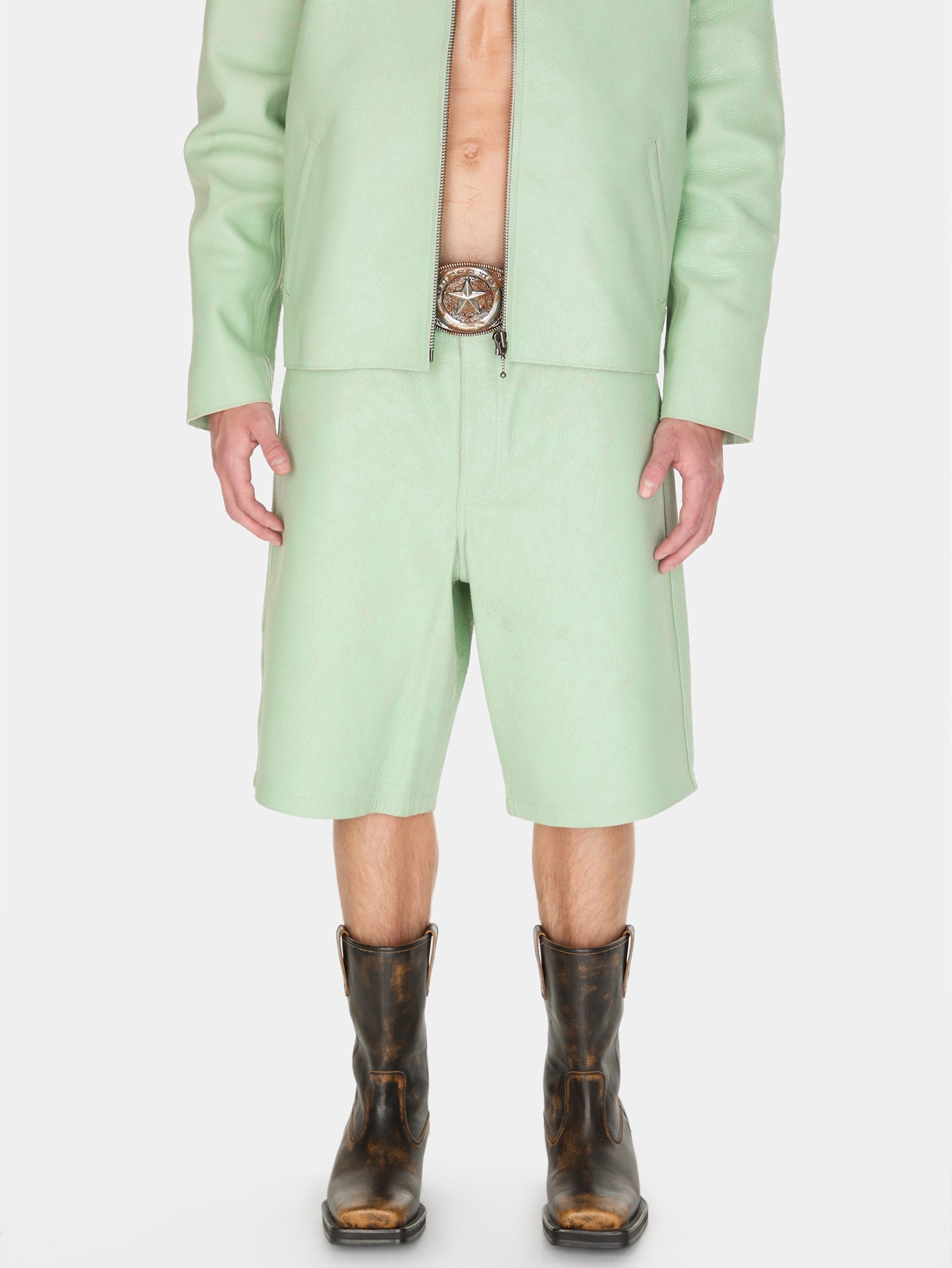 shorts de couro craquelado